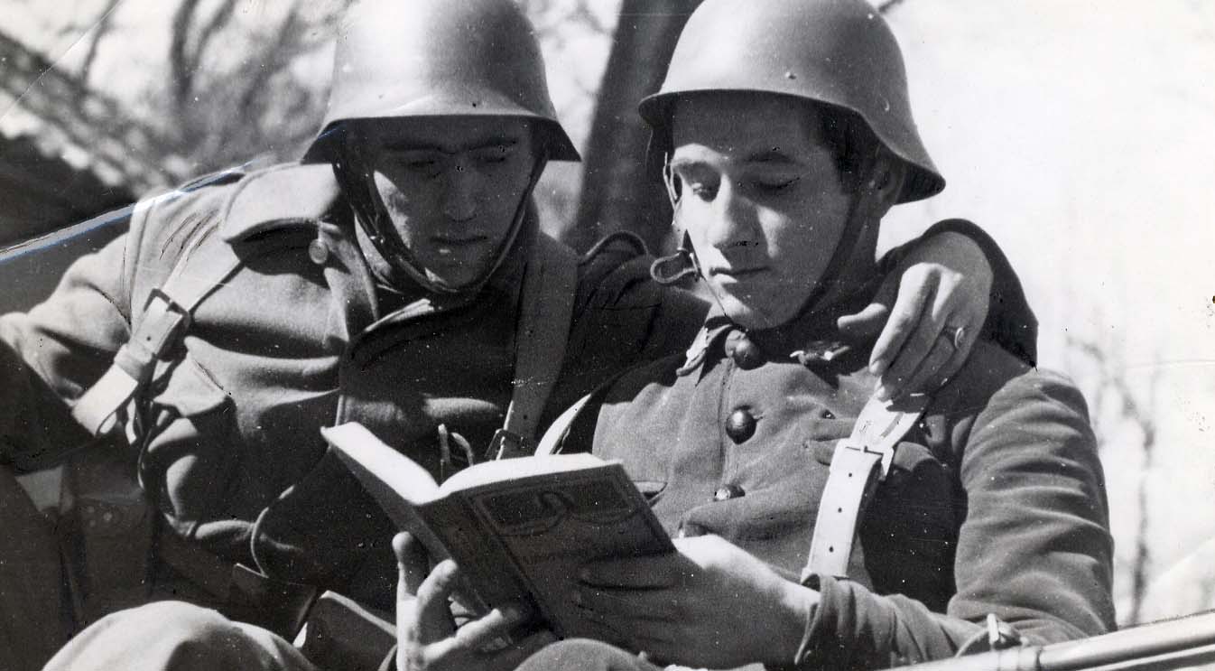 Dos soldados leyendo durante la Guerra Civil. Fuente: Archivo histórico.
